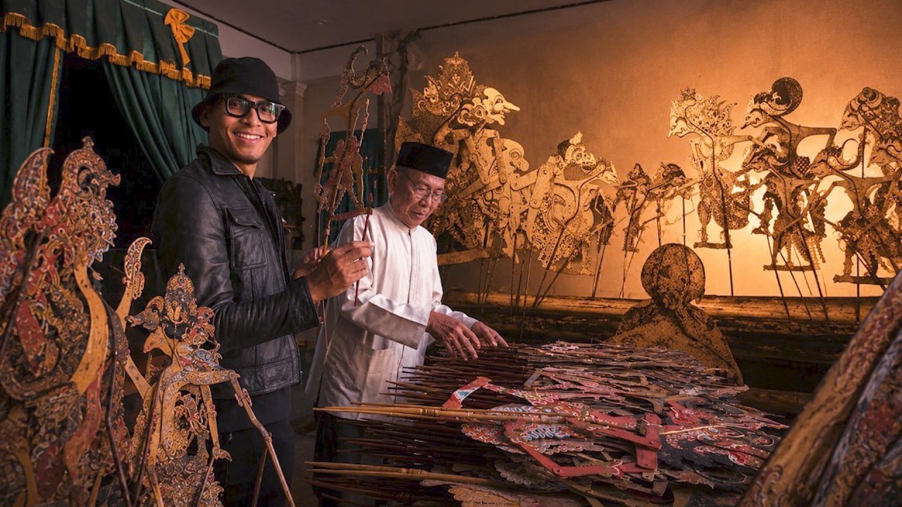 PEGANG LANGSUNG WAYANG ASLI SUNAN KALIJAGA DI KERATON KASEPUHAN