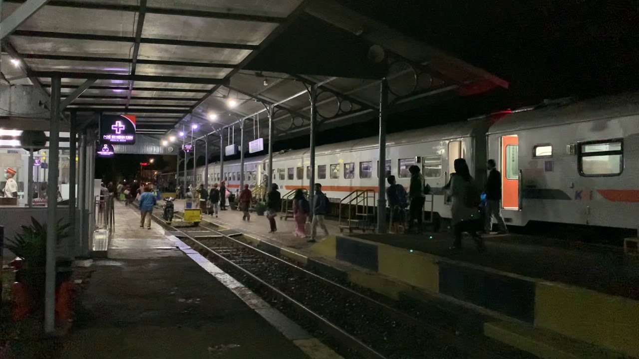 Syahdu!!! Suasana Malam di Stasiun Cianjur - KA Siliwangi Datang dan Berangkat diiringi Musik Sunda