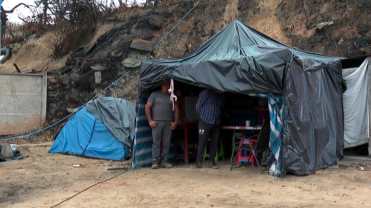En carpas familias tras un mes del megaincendio