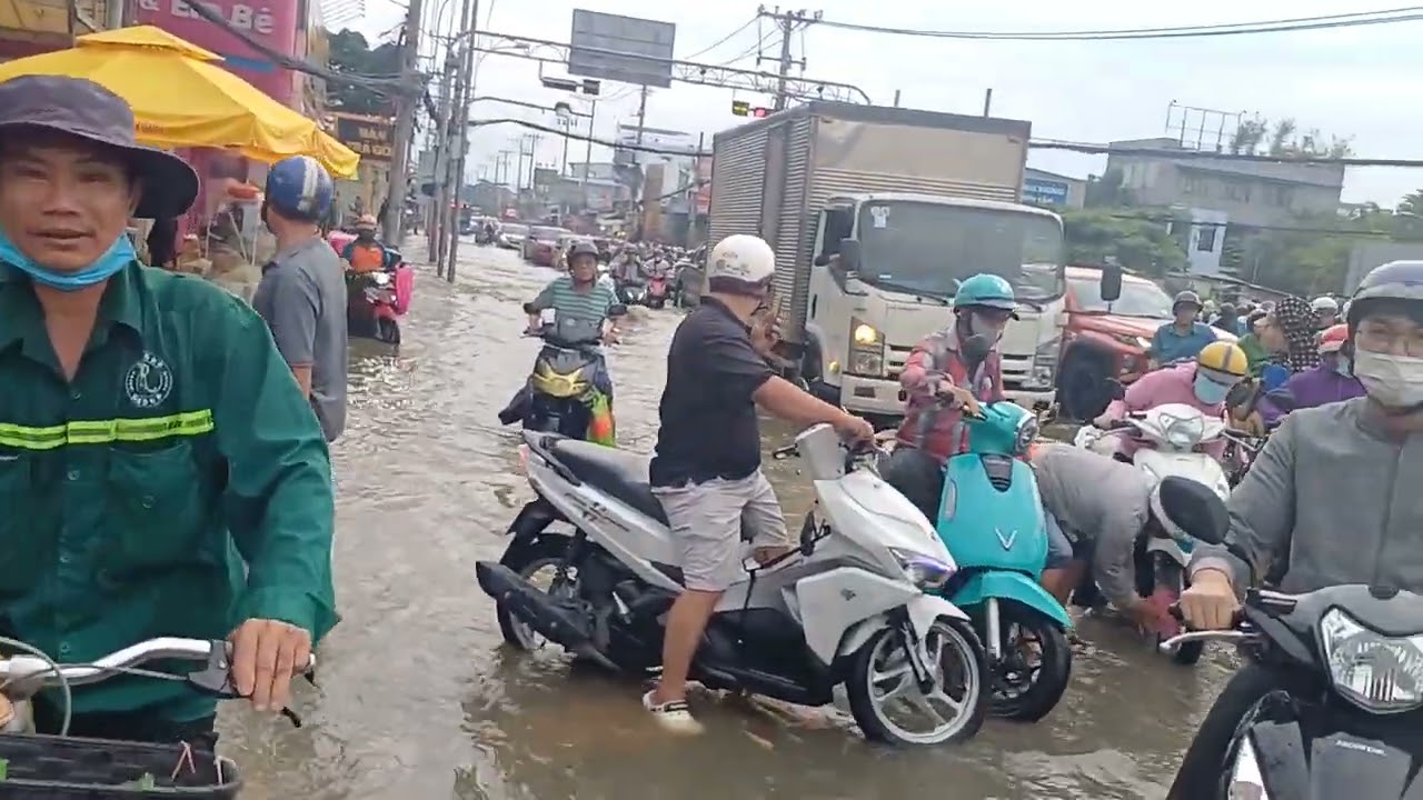 Triều cường dâng cao ngày 5/11/2025 tại ngã 4 Nguyễn Văn Linh và QL50