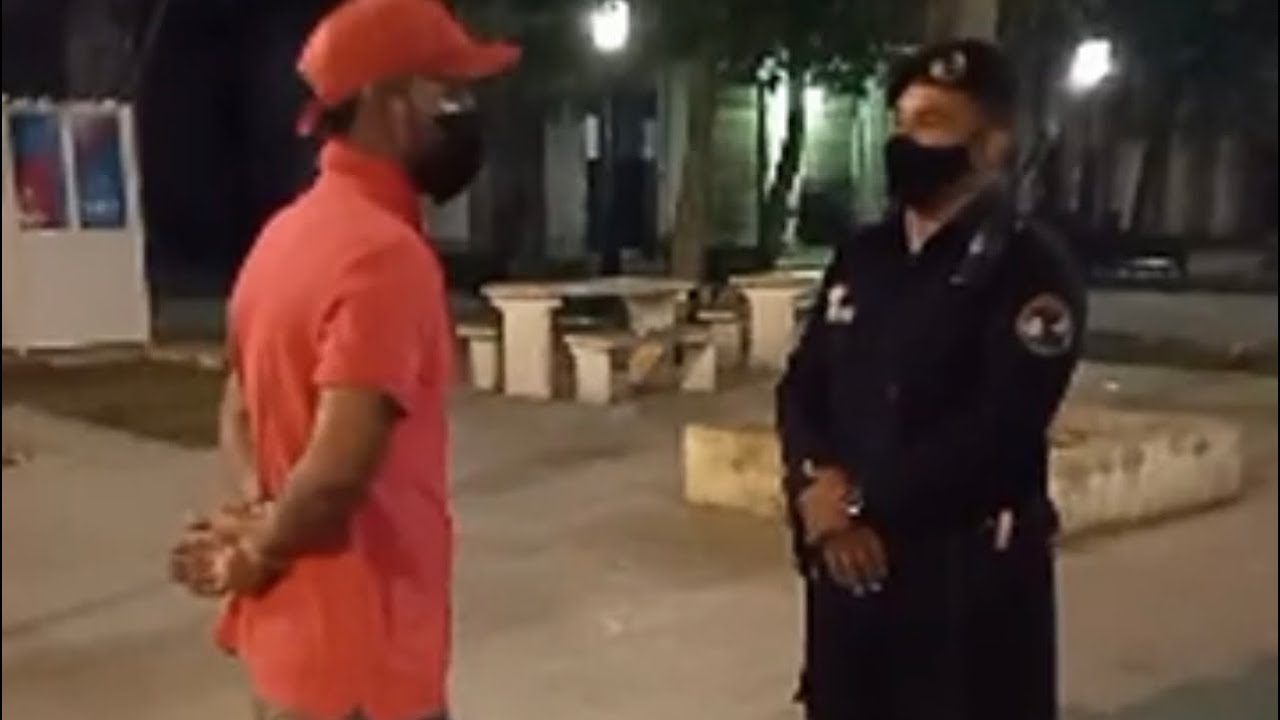 Maykel Osorbo enfrenta a policía castrista que lo llamó contrarrevolucionario. Mira lo que le dijo