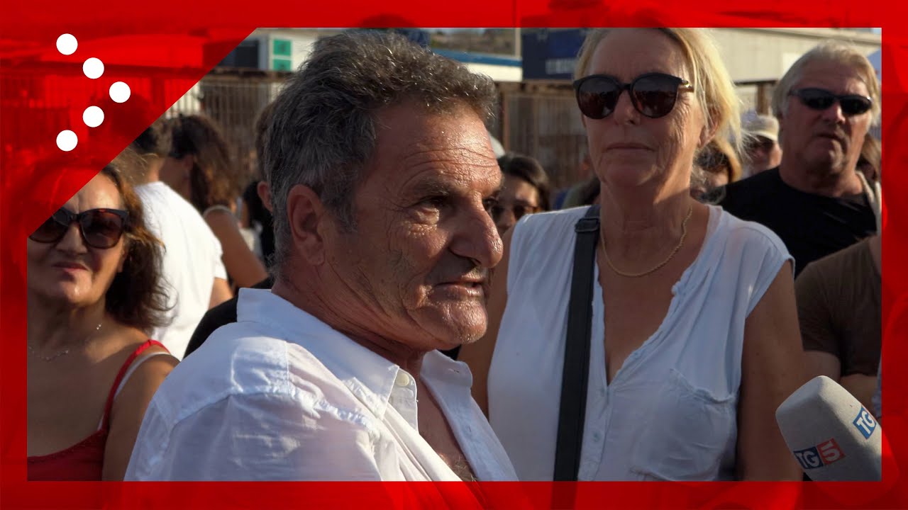 Sbarchi record migranti, la protesta al molo: 