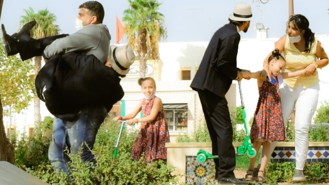 عملية اختطاف طفلة أمام الناس 😱