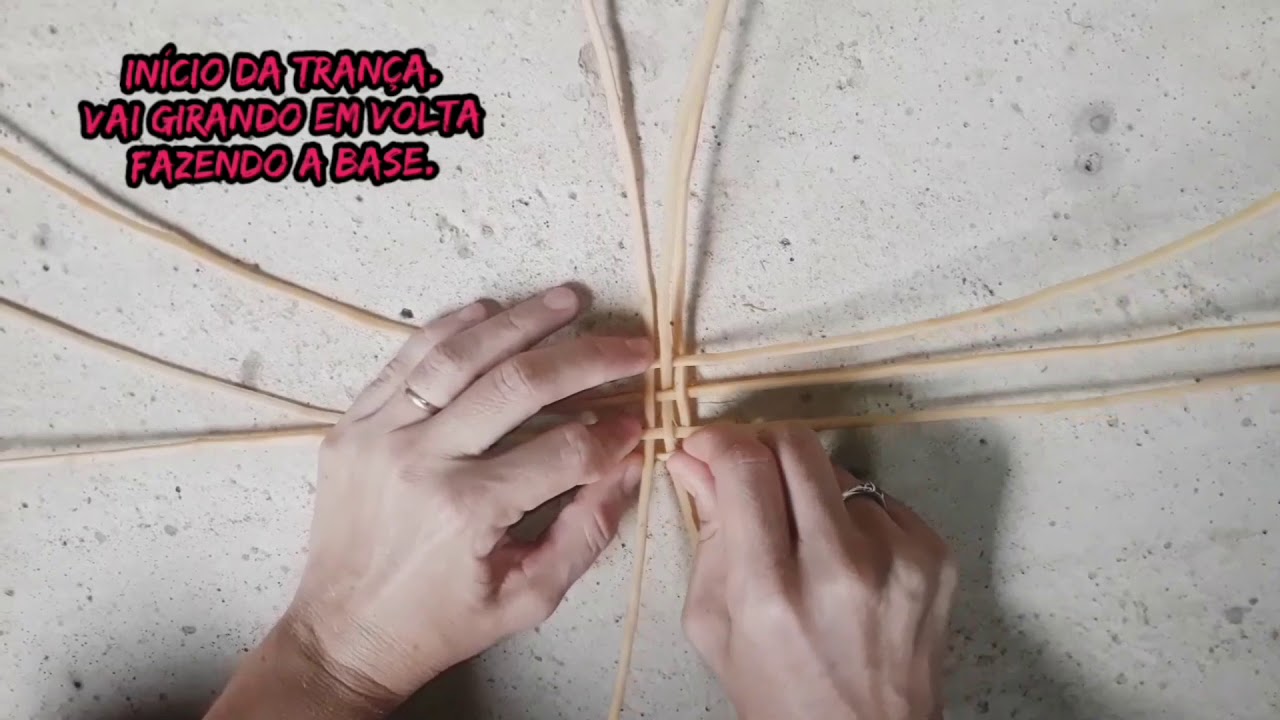 Confecção de cesta com cipó Imbé.