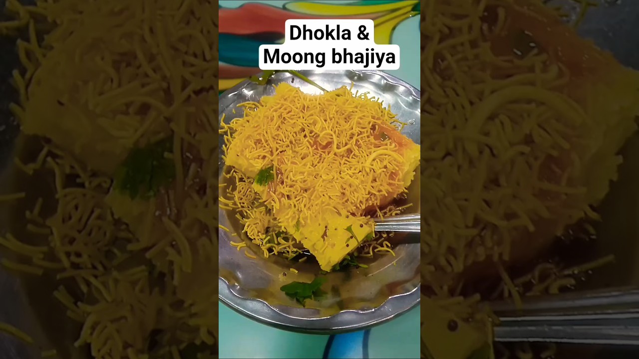 Amar Hotel's Dhokla and moong bhajiya. 