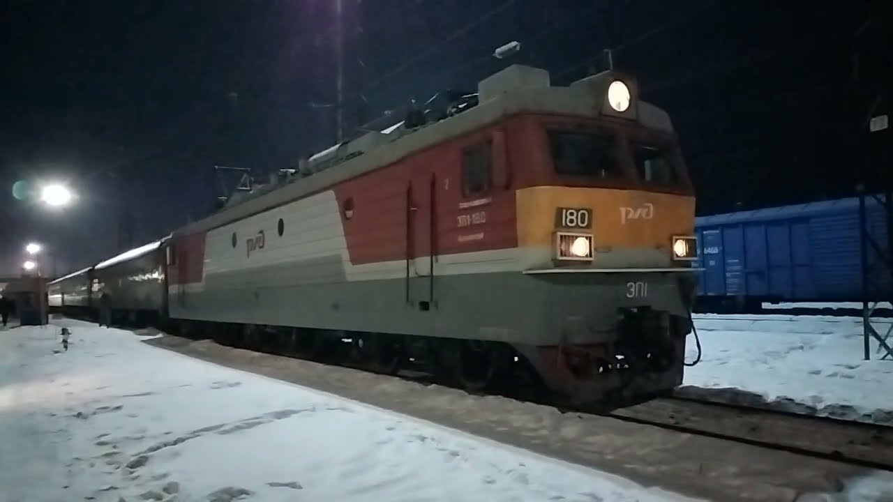 Пассажирский поезд № 348 под тягой ЭП1-180 отправляется со станции Мариинск