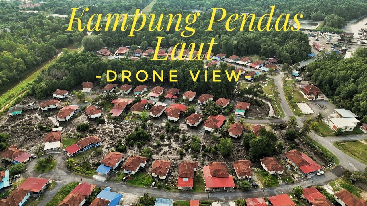 video pendek - Pemandangan dari atas udara perkampungan nelayan Kampung Pendas Laut.