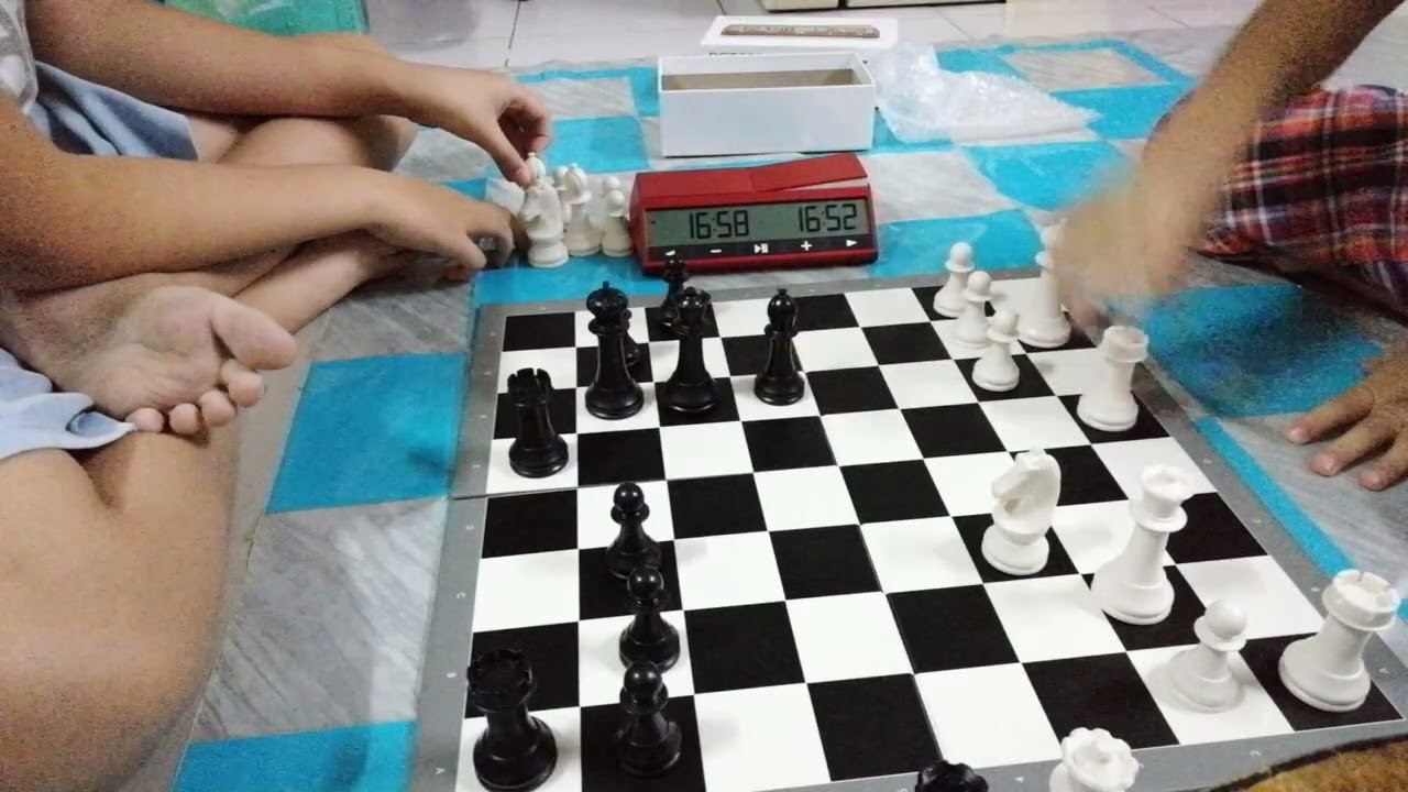 Unboxing my world championship chess set (academy edition).