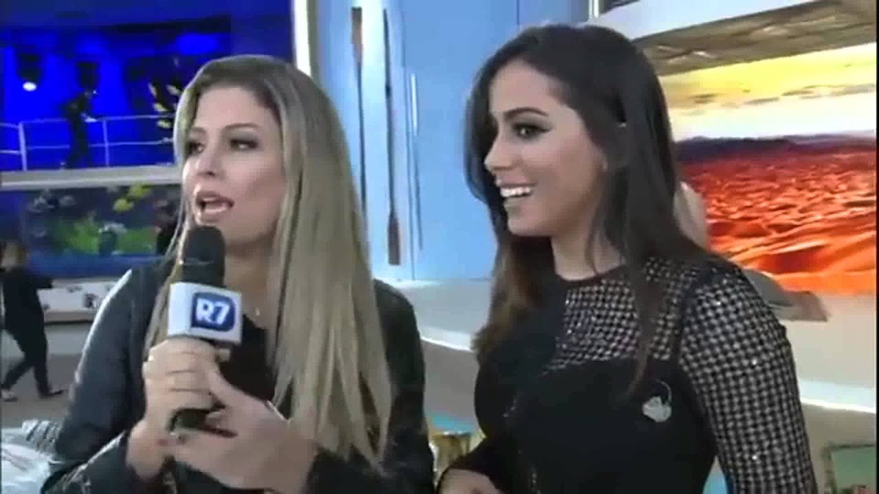 Anitta fica confusa mas não cai em pegadinha nos bastidores do Programa da Xuxa !