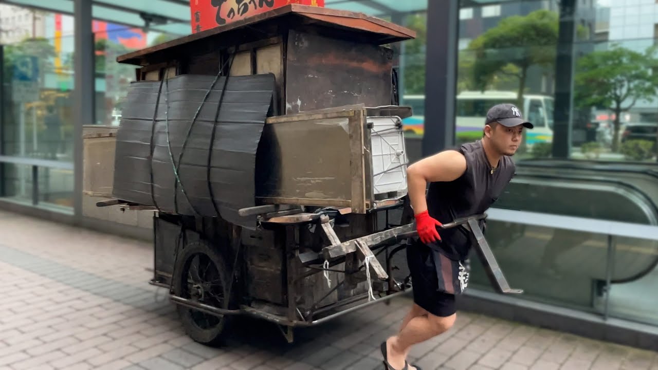 Manly Yatai Owner on a Sunny Day, Stormy Day - японская уличная еда