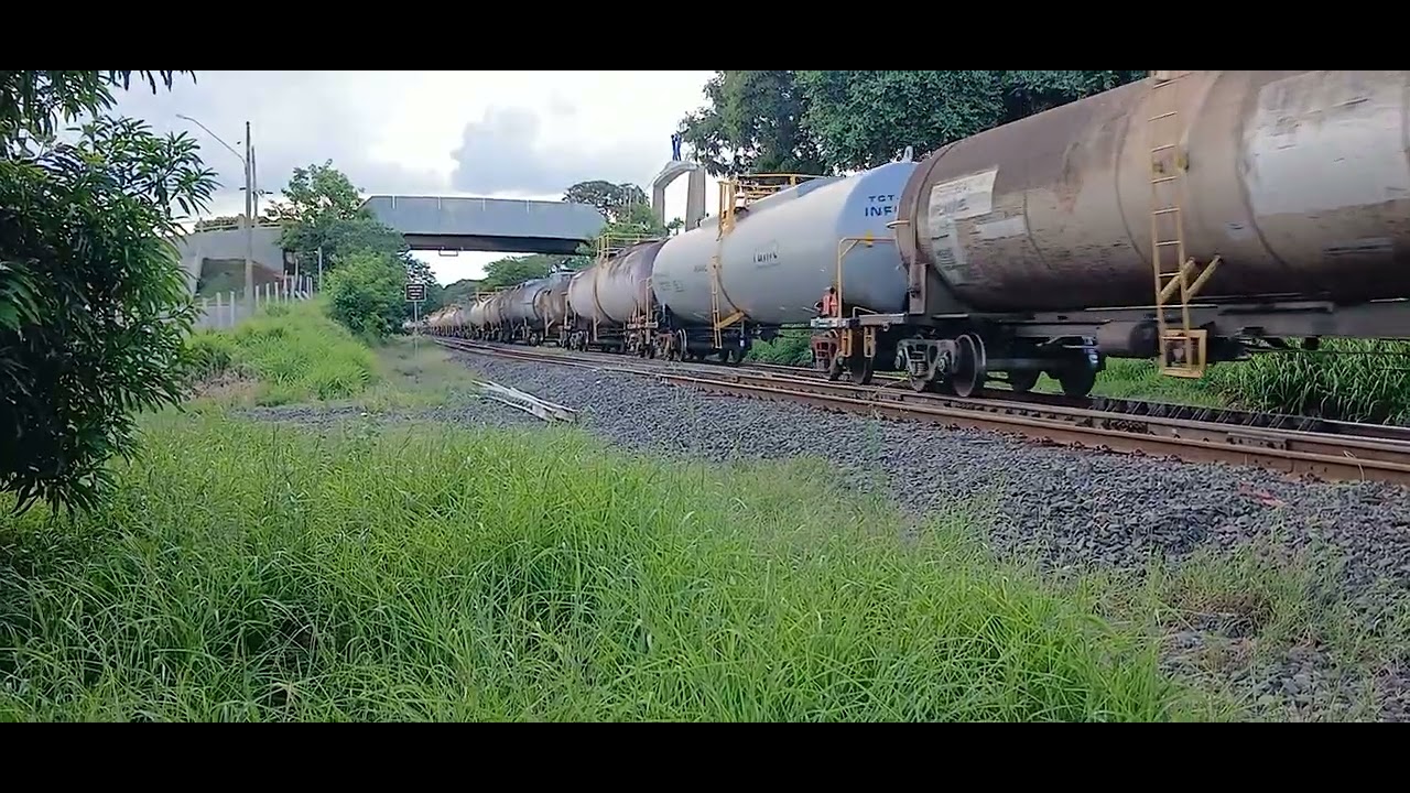 Trem tanqueiro carregado com dupla de locomotivas AC44i 