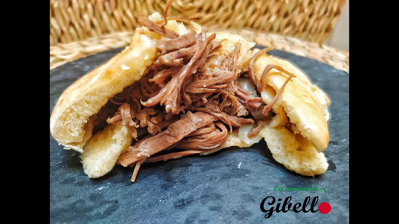 Carne desmechada en pan de pita