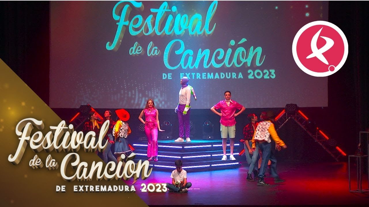 La Trouppe de Jerez de los Caballeros da la bienvenida | Festival de la Canción de Extremadura