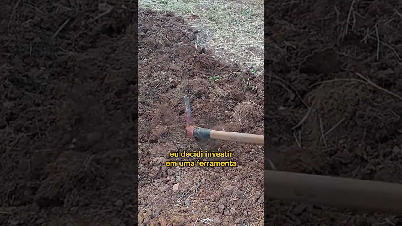 Arado manual para afofar o solo da Horta Agroflorestal