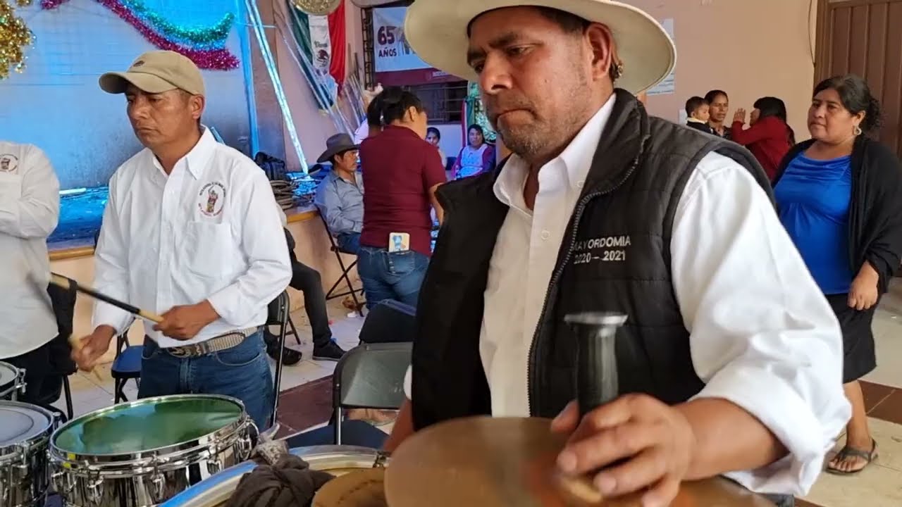 Banda San Juditas tocando unas chilenas desde el centro de METLATONOC GUERRERO