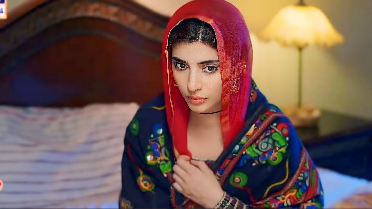 بنت متحجبه مجبوره انها تتجوز صاحب جوزها الغني والوسيم علشان يحميها من عمها لكن بيقع في حبها