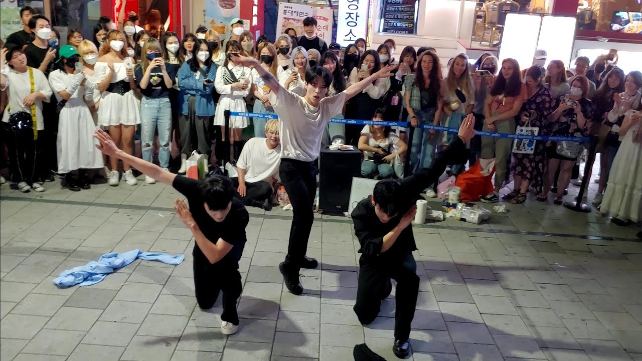 FRIDAY. AQA. UNIQUE EXHILARATING PERFORMANCE. HONGDAE STREET.