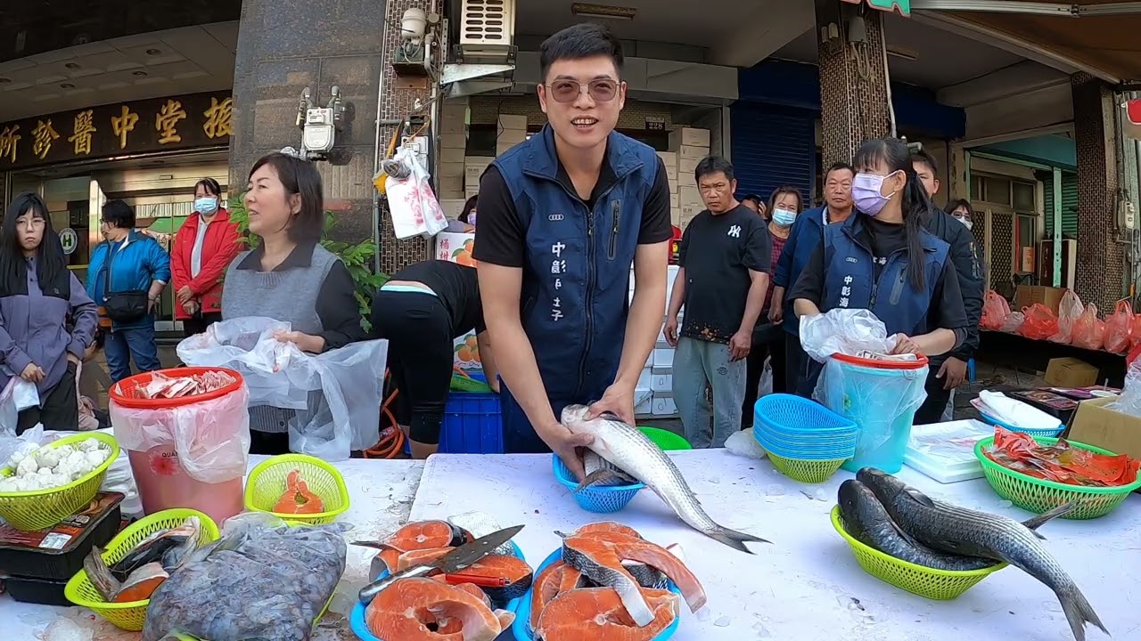 帥兒子又搞鮭魚瀑布 太壯觀了啦 #中彰海王子 #烏日火車站 #海鮮叫賣 #海鮮拍賣