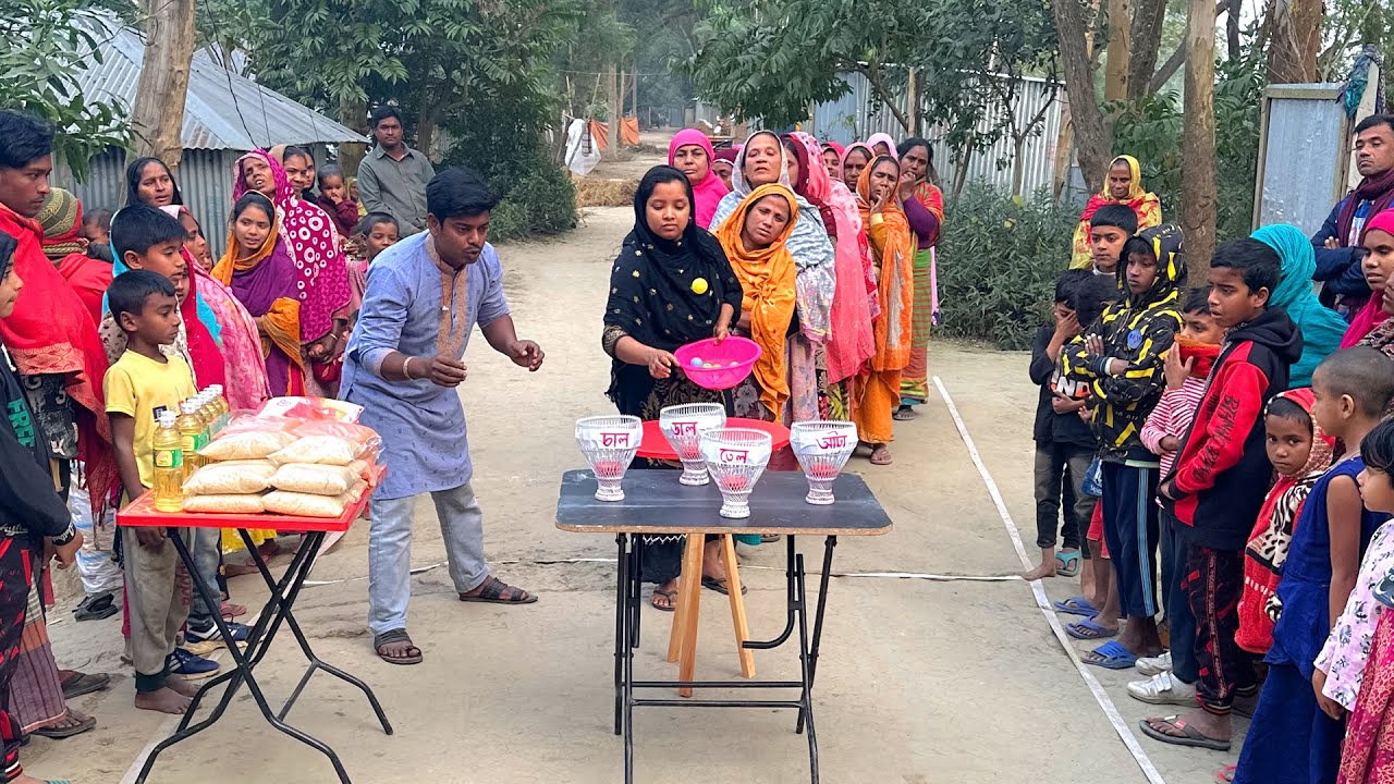 পলোর মধ্য পিংপং বল ছুড়ে চাল, ডাল, তেল জেতার চ্যালেঞ্জ। আজব খেলা খেলে গ্রামের আপারা পুরষ্কার জিতে নিল