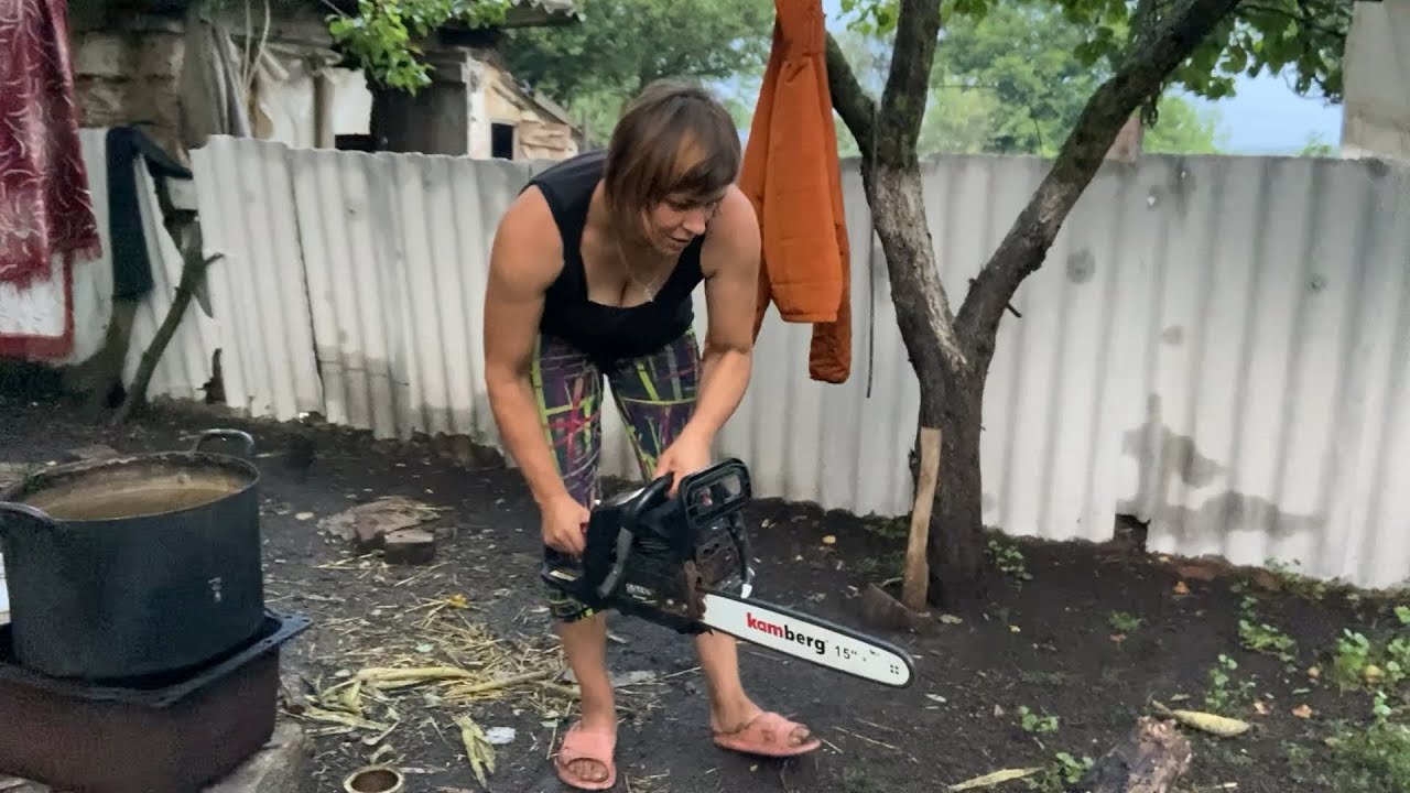 Щоб нагріти воду в селі потрібно напиляти та нарубати дров