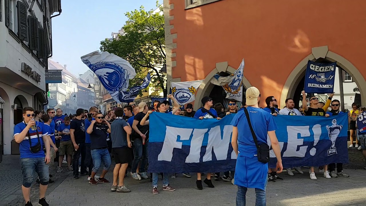 Fanmarsch durch die Marktstraße zum 2ten Finalspiel  Tower Stars gegen Frankfurt