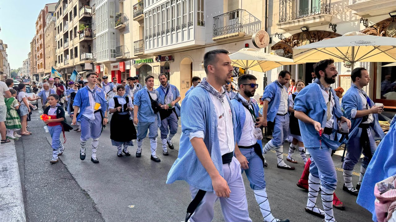Kalejira de Blusas y Neskak 8 de Agosto 2025 en Vitoria | Fiestas de La Blanca 2025