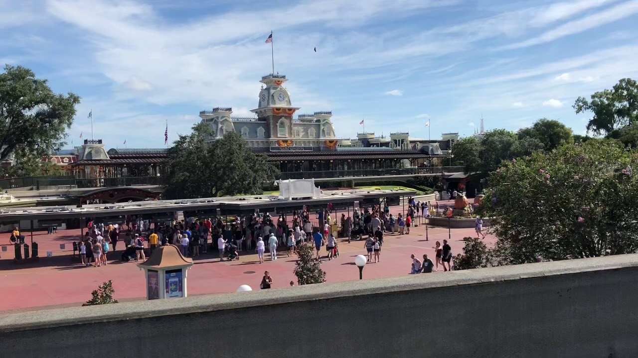 Disney World monorail MK to Contemporary