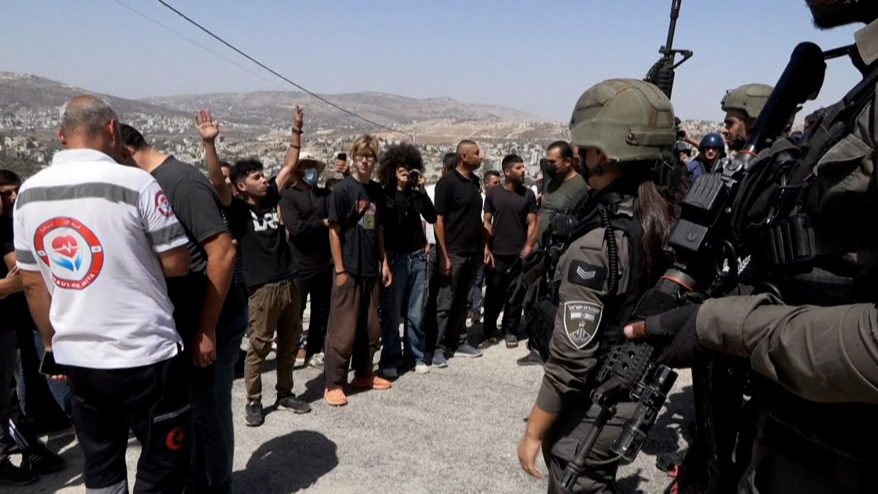 قوات الاحتلال الإسرائيلي تقمع فلسطينيين ومتضامنين أجانب تظاهروا ضد الاستيطان في بلدة بيتا جنوب نابلس