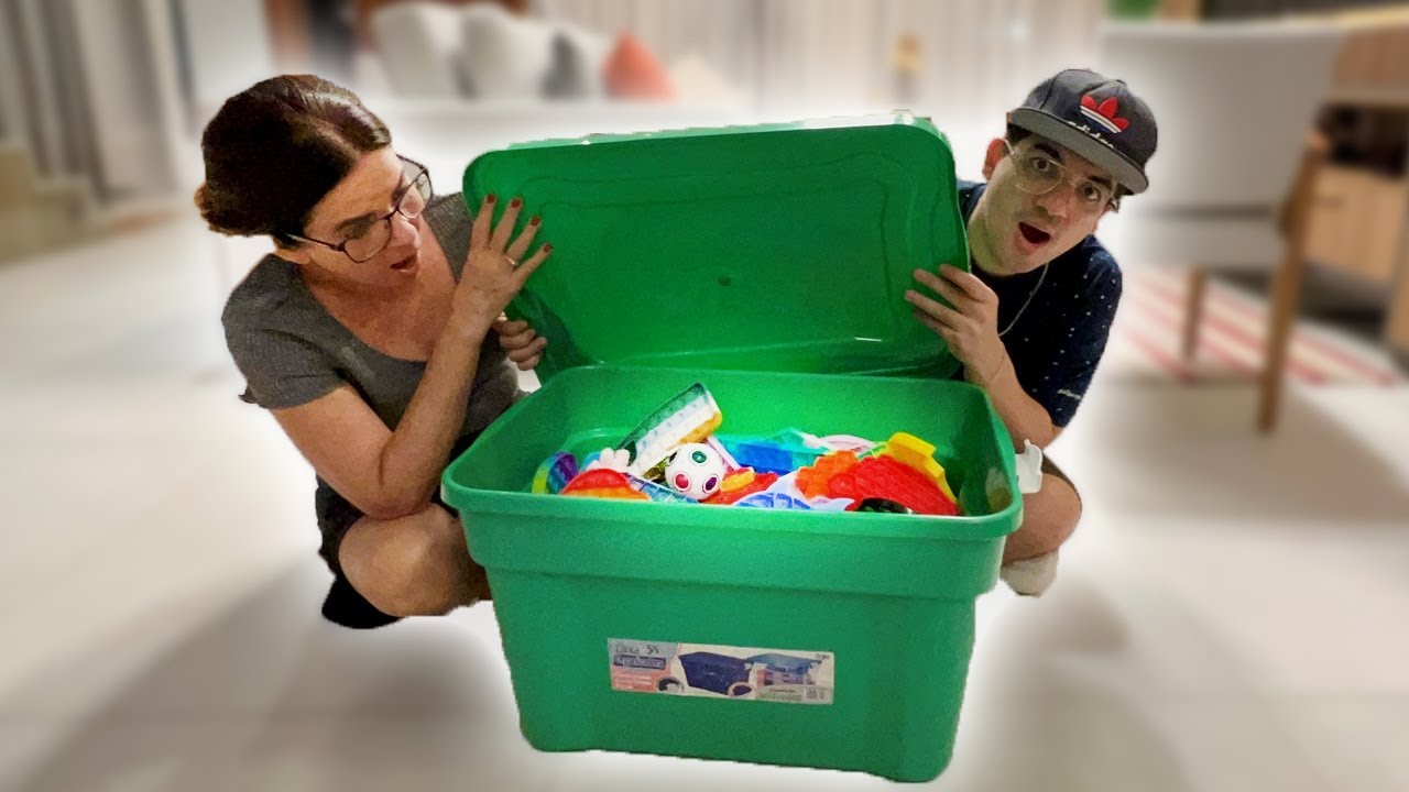 ABRIMOS O BAÚ SECRETO DE FIDGET TOYS DEPOIS DE UM ANO!! - Família Velhote