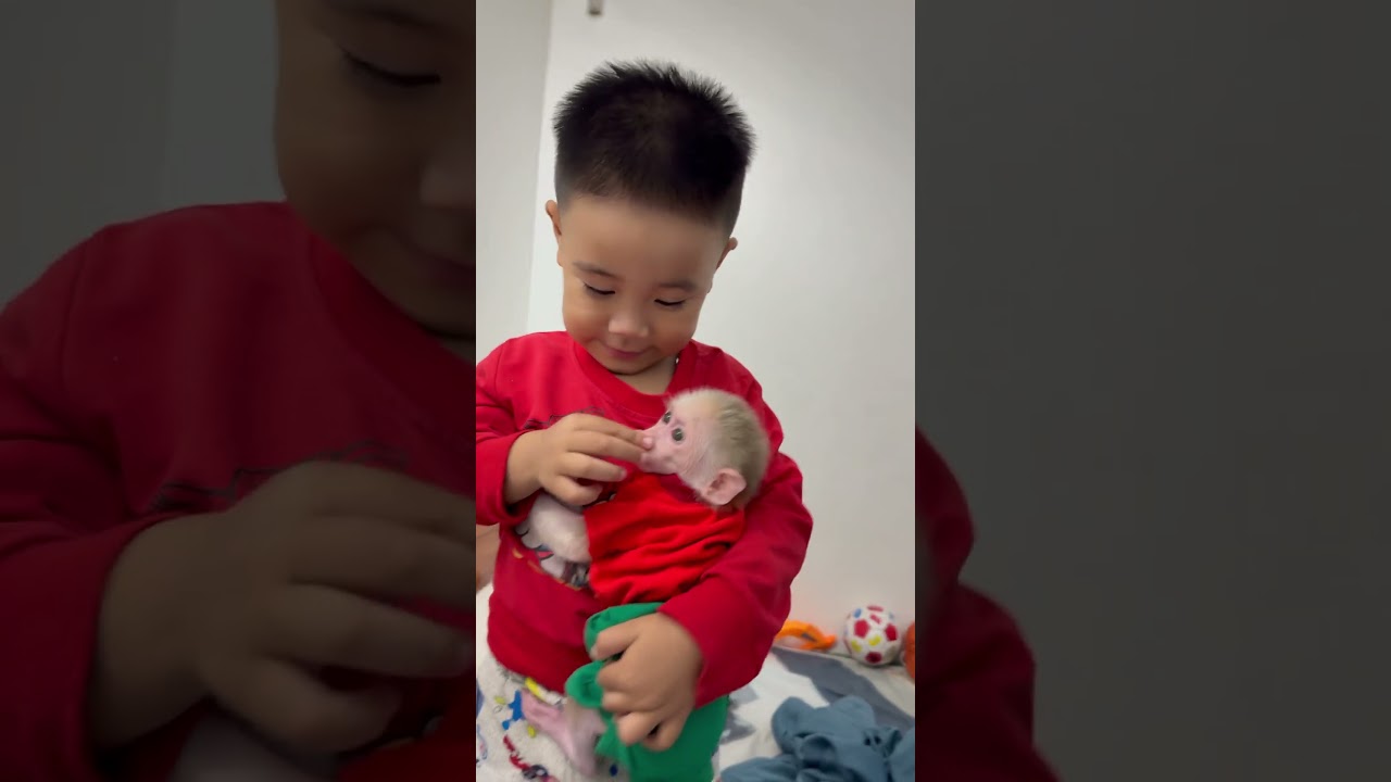 Khang touched the baby's mouth😍