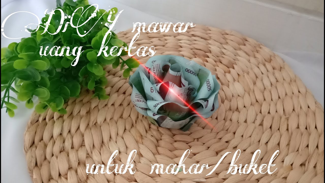 DIY bunga mawar dari uang kertas mainan untuk buket dan mahar