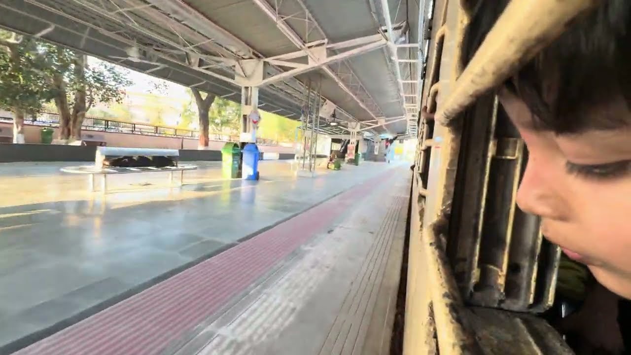 राईका बाग जंक्शन से रवाना होती हुई रानीखेत एक्सप्रेस #indian #train #lifeisbutadream 