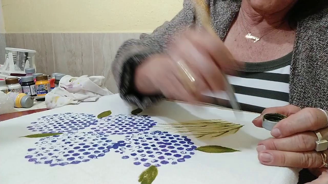 Pintando hortências com plástico bolha.