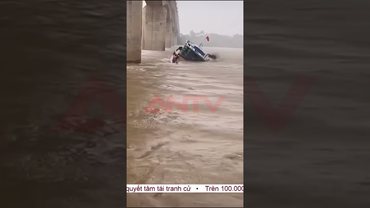 Ch&igrave;m t&agrave;u chở c&aacute;t vi phạm tải trọng, thuyền vi&ecirc;n vội v&agrave;ng tho&aacute;t th&acirc;n #antv #shorts #tintuc #khaithac