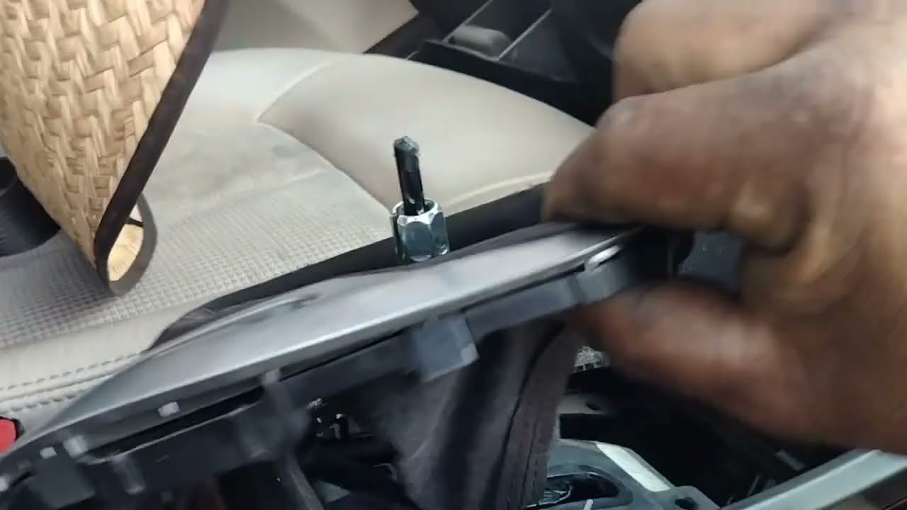 como qitar la palanca de los cambios de UN Buick verano sin qebrarla 2014