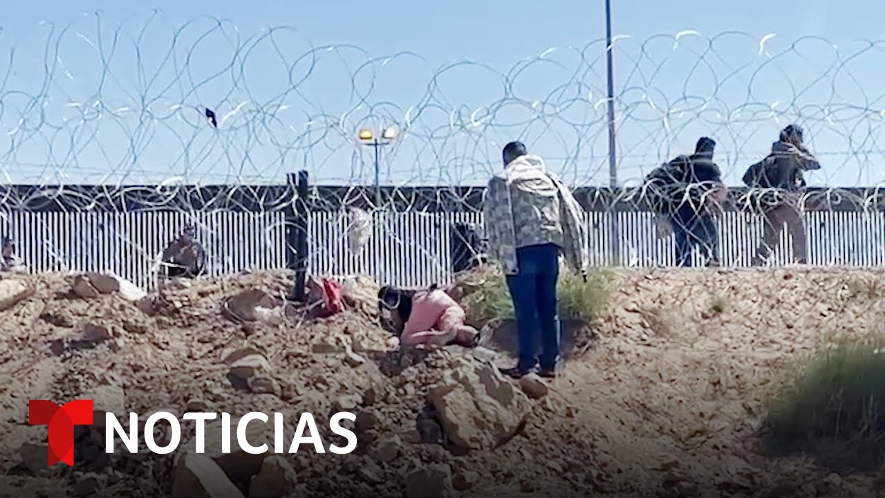 Migrantes se apresuran a cruzar tras el cierre de una de las puertas del muro fronterizo