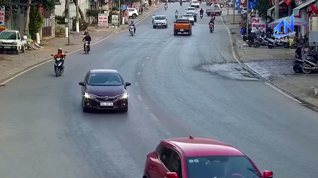 Thoát nạn trong gang tấc khi sang đường ẩu | TayNinhTV