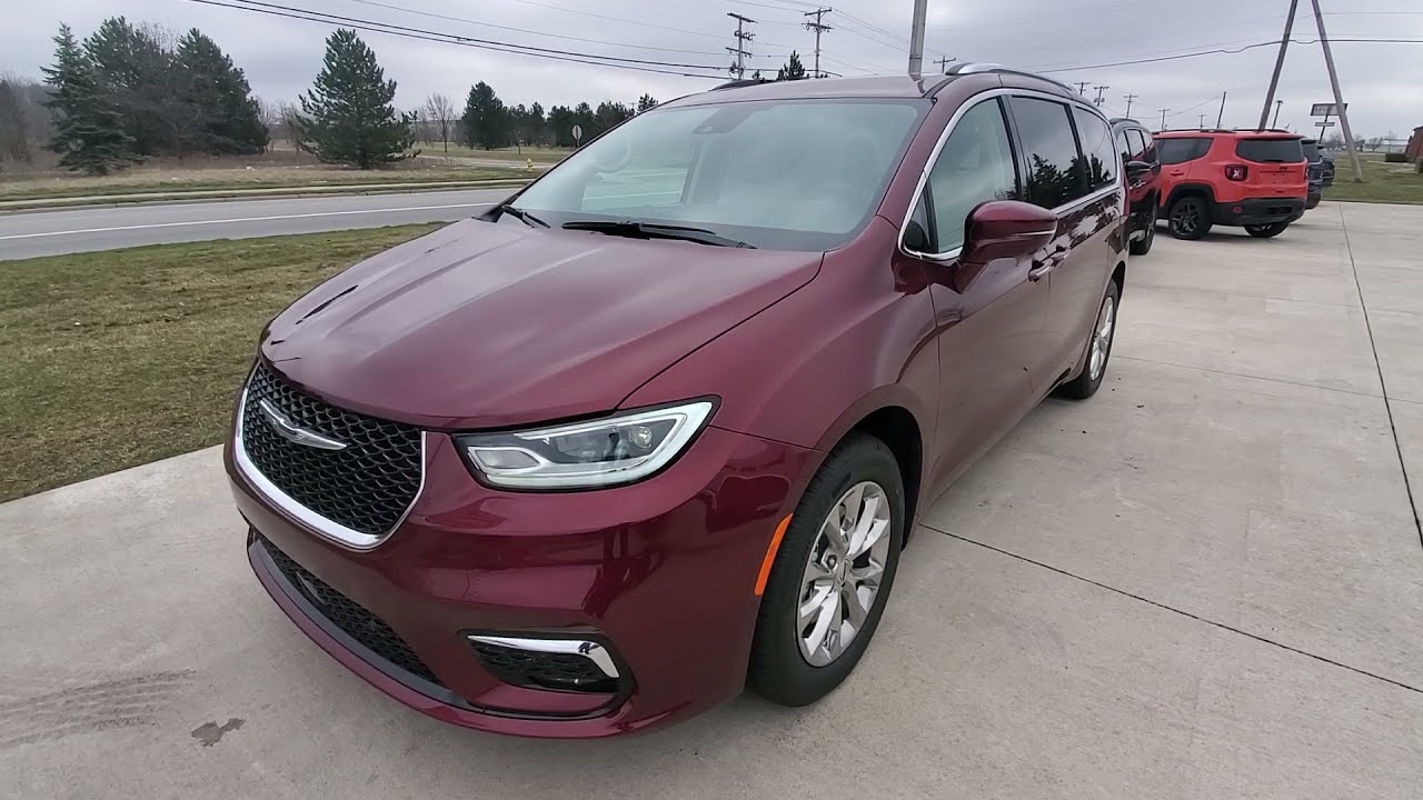 New 2021 FWD Chrysler Pacifica Touring L Walk Around (N21223)