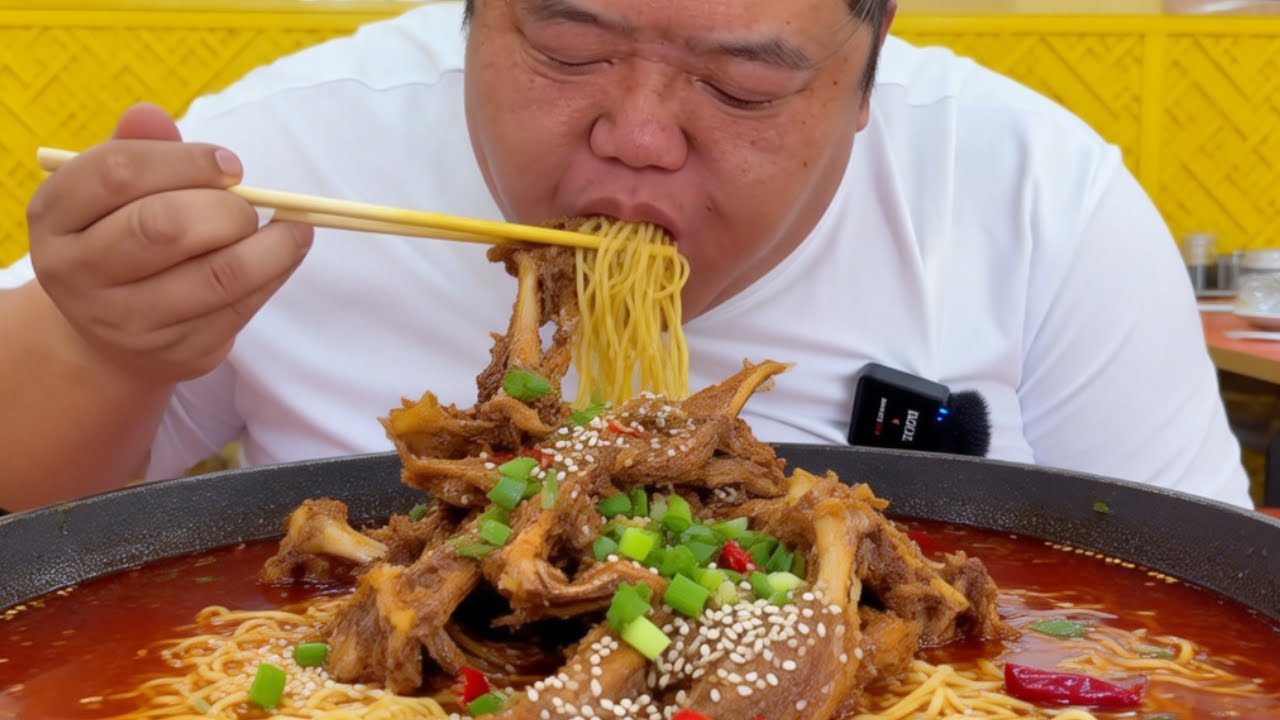 猴哥今日伙食拉面配鸡架，面条筋道入味鸡架越啃越香，好吃还不贵实惠又解馋【胖猴仔】