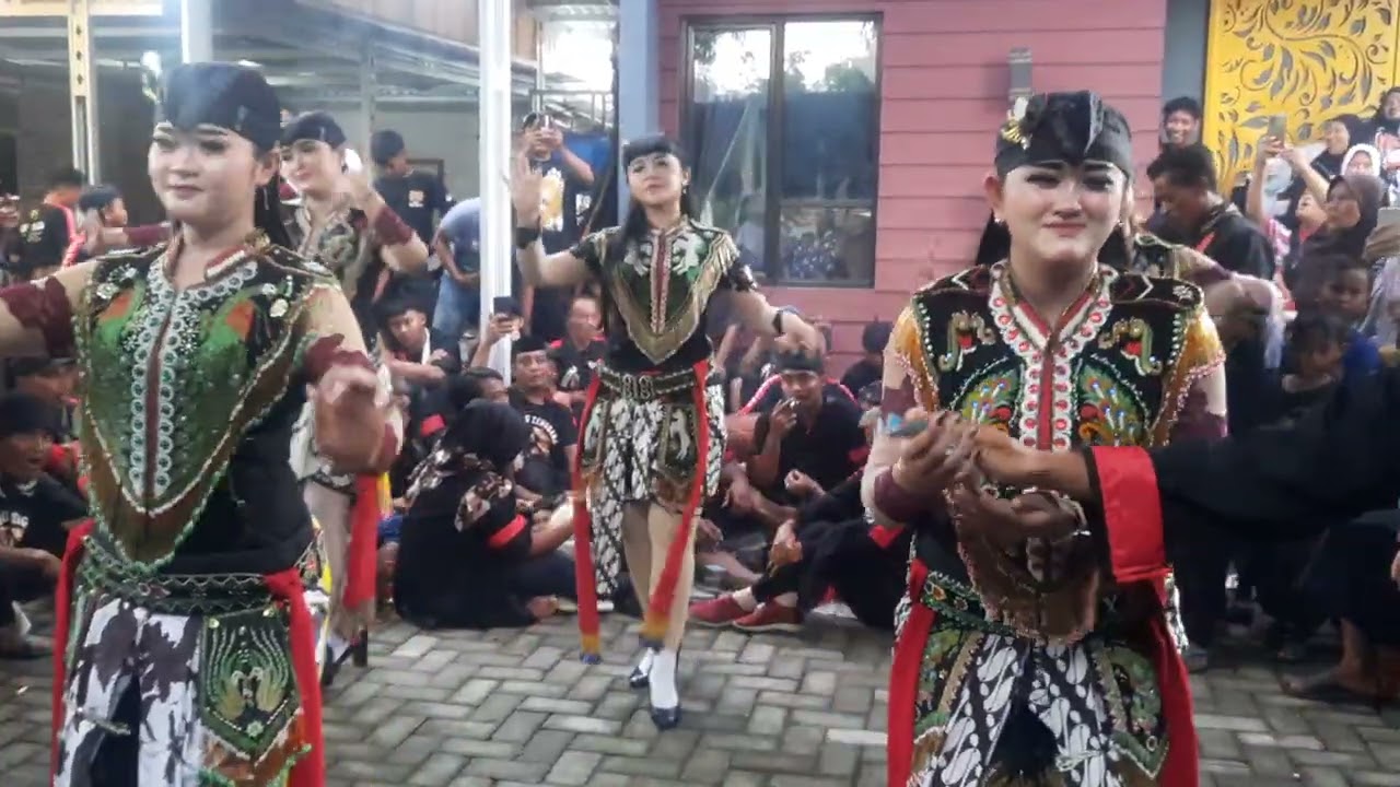 Joget pangkur bareng jathil cantik luwes enak banget..