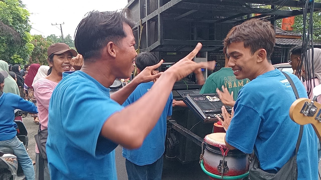 DIRGHA NIA HEBOH LIHAT CAK FARID DAN PACE  JOGET BARENG SAAT NYONGKOLAN BAREMG IRAMA DOPANG