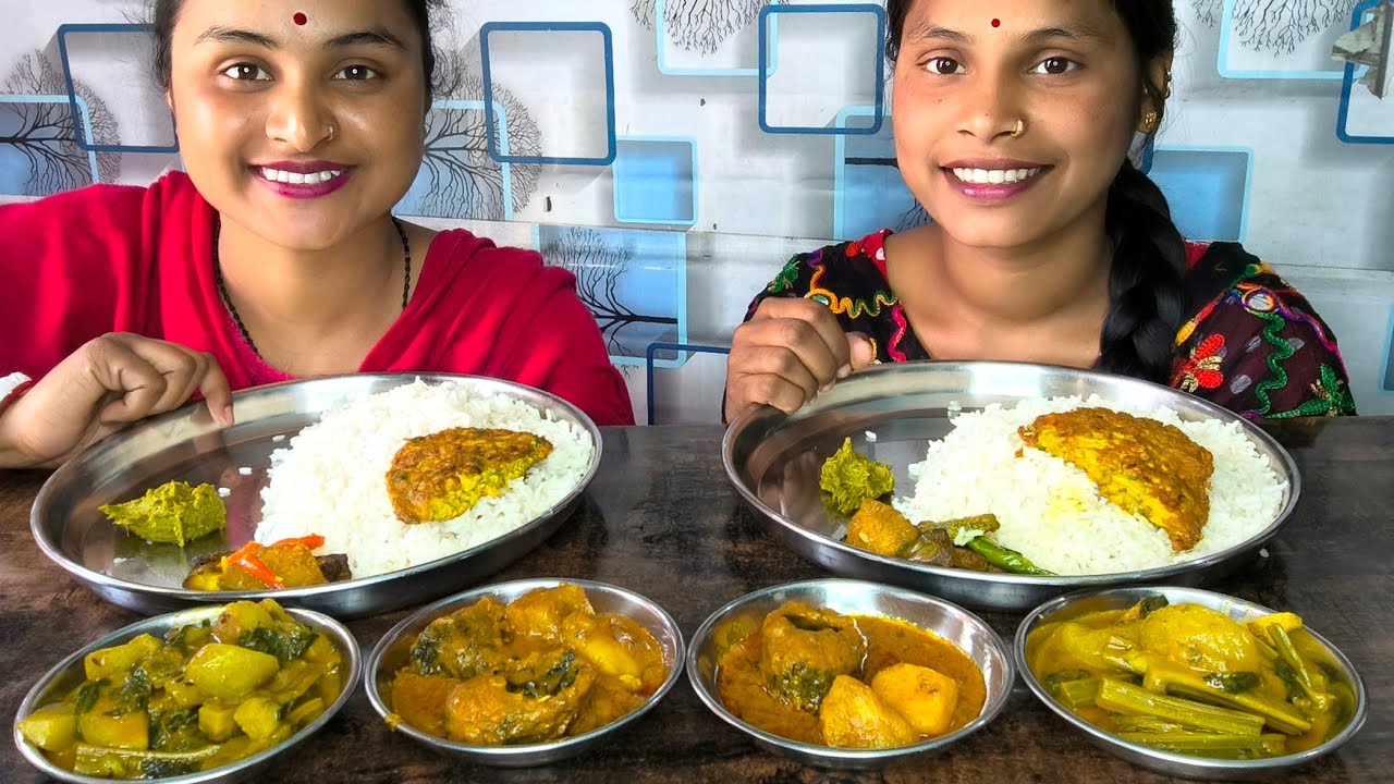 New eating rice with spicy🔥🔥fish curry sag vegetable curry egg baigan fry Bengali food eating show