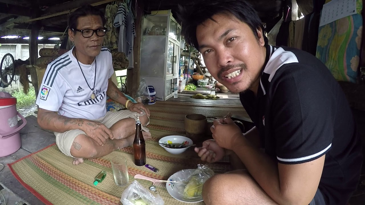 ต้มไก่แบบพื้นบ้านอีสานที่บ้านพี่หลอน พี่หลอนชวนผมไปกินด้วยครับ