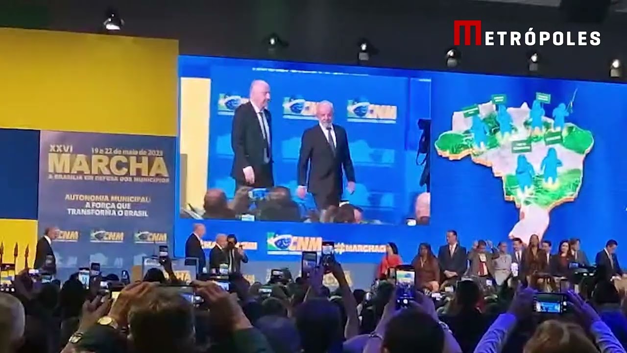 Lula &eacute; recebido entre vaias e aplausos por gestores municipais que acompanham a XXVI Marcha a Bras&iacute;l