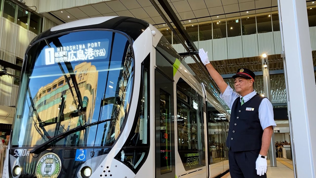 路面電車の新ルート開通　被爆復興の象徴、駅ビル２階に乗り入れ　広電