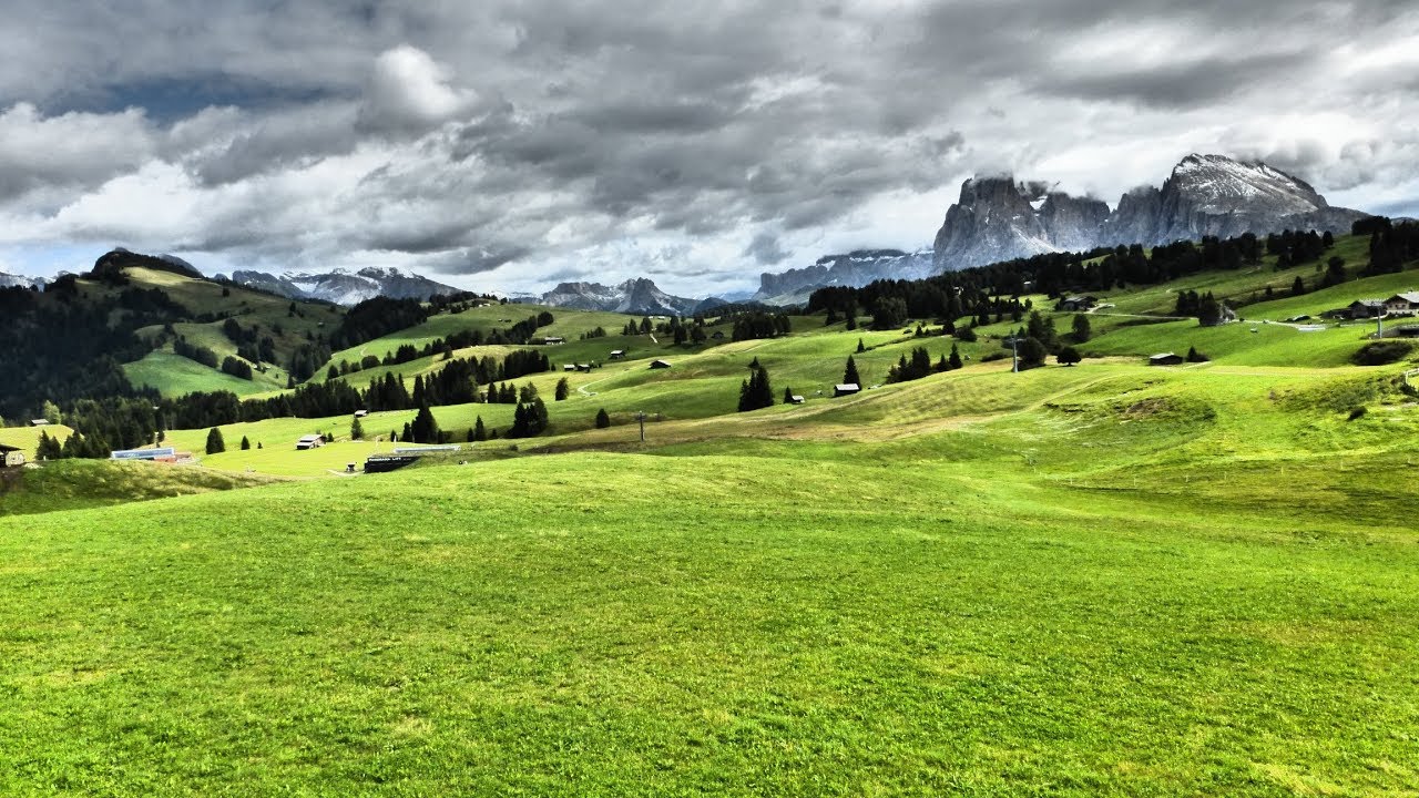 Walk across Alpe di Siusi (Rif Sassopiatto - Saltria - Compaccio - Siusi)
