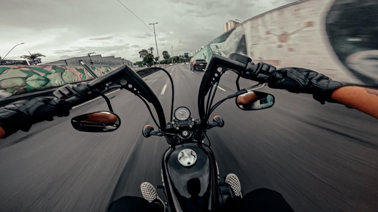 Chão molhado, trânsito e uma Forty-Eight: o susto foi real | Harley-Davidson 4K 60FPS