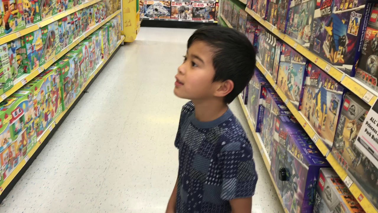 Shienju&rsquo;s shopping at toy&rsquo;s r us