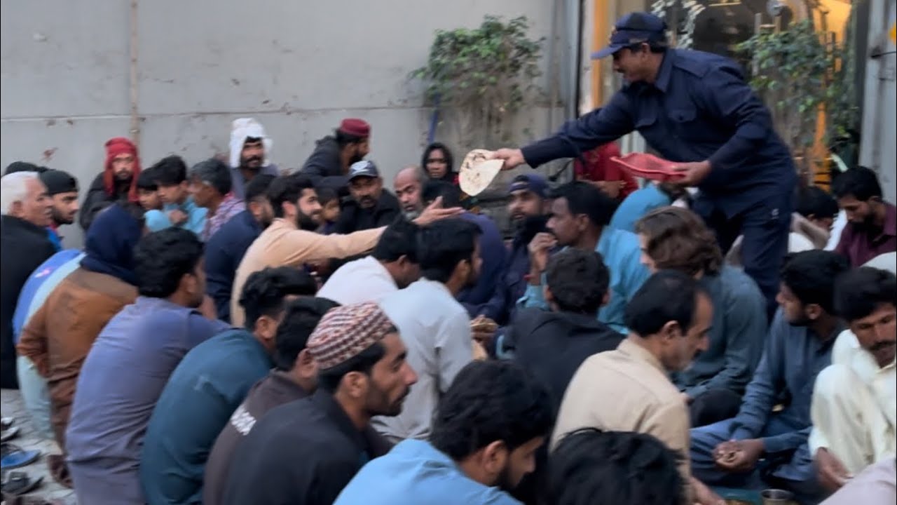 Free food distribution in Ramadan iftar time