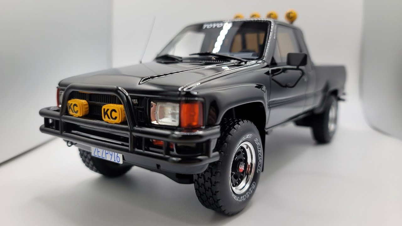 [4K] Présentation 1985 Toyota Hilux SR5 de chez Ottomobile OT481B Version 2 au 1/18 